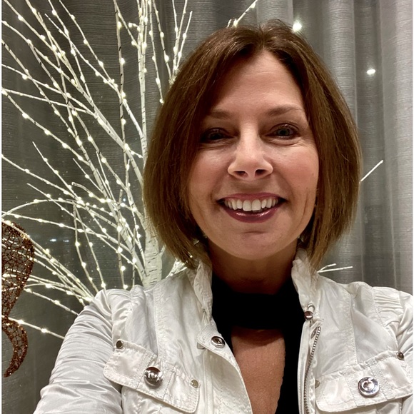 Meet your Posher, Stephanie - Picture 1 of 5